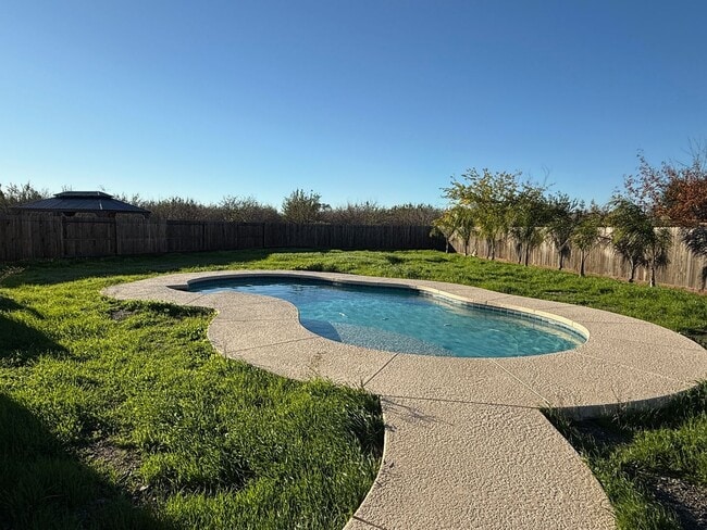 Building Photo - Beautiful 3 bedroom 2 bath w/Pool available in Orland!