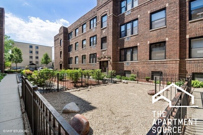 Building Photo - 744 W Addison St
