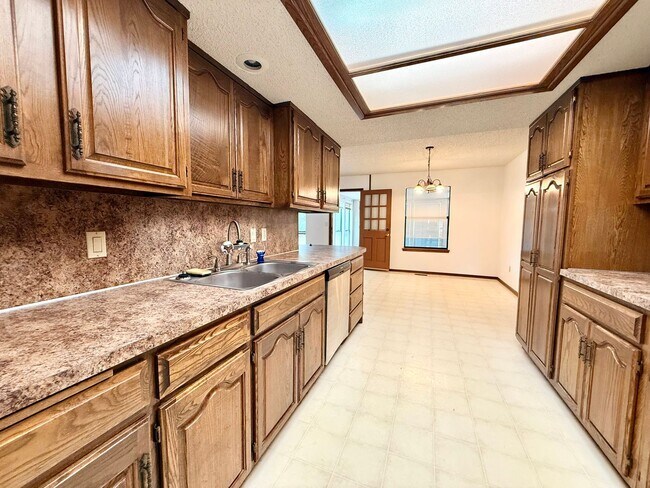 Building Photo - 4BD 2.5 Bath Pet Friendly