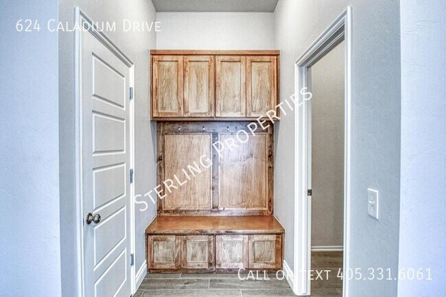 Building Photo - 624 Caladium Dr