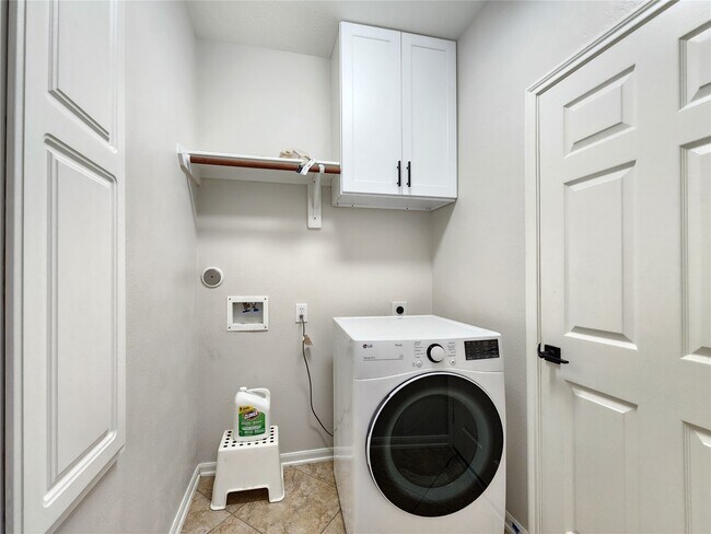 Building Photo - 21827 Sierra Long Dr