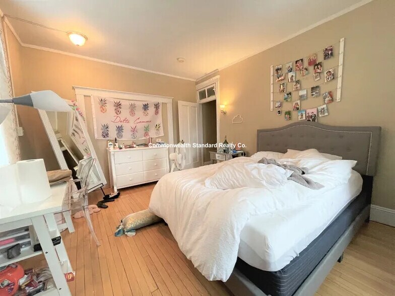 Building Photo - 72 Egmont St