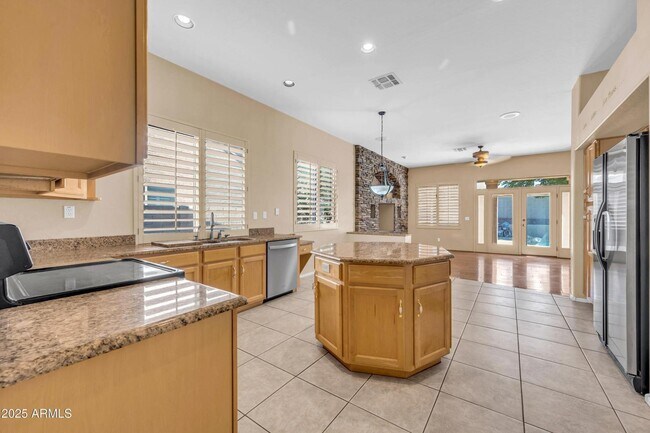 Building Photo - 875 W Aloe Pl