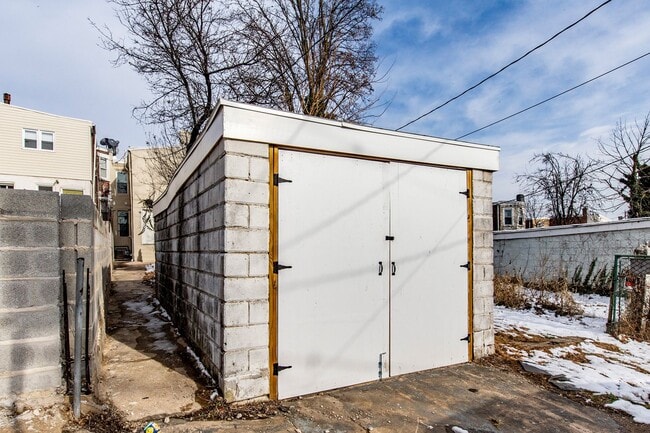 Building Photo - 3 bedroom, 1.5 bath fully renovated townhome in City of Wilmington