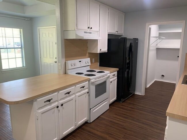 Building Photo - Big lot- Cute 2/1 duplex! Burleson