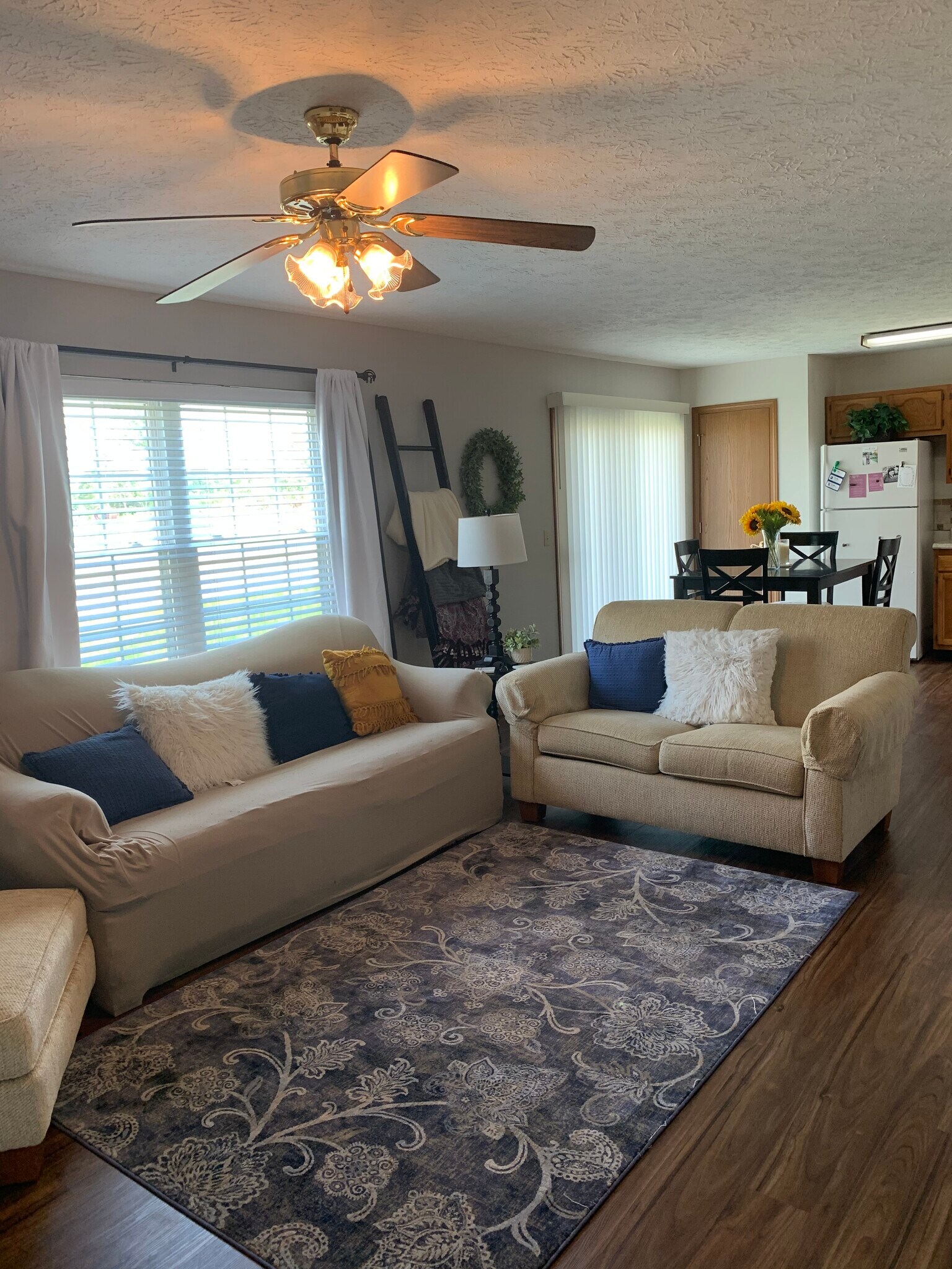 Large bright open concept living area - 2805 Horizon Dr