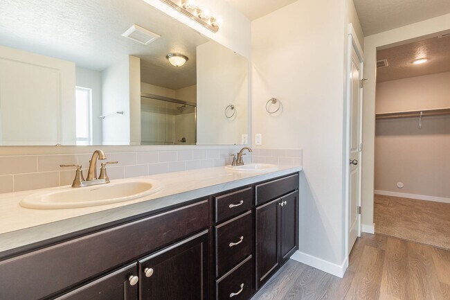 Building Photo - Perfect location for a 4 bed 2 bath with a...