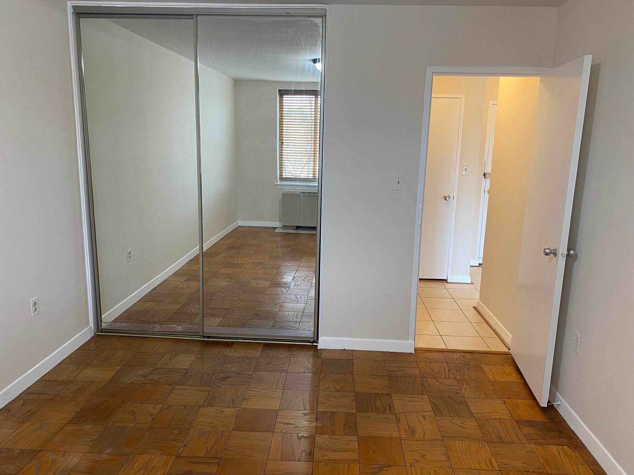 Bedroom w/ large closet - 3000 Spout Run Pkwy