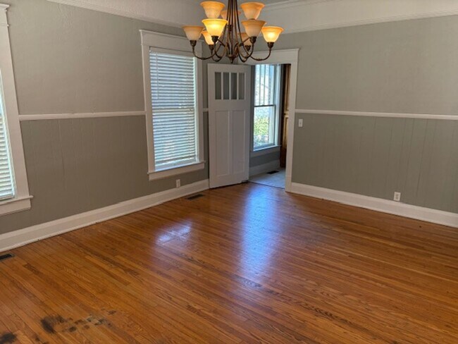 Building Photo - Historic Downtown Murfreesboro TN 3050 SF, 5BR/2BA for rent