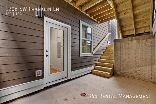 Building Photo - 1206 SW Franklin Dr