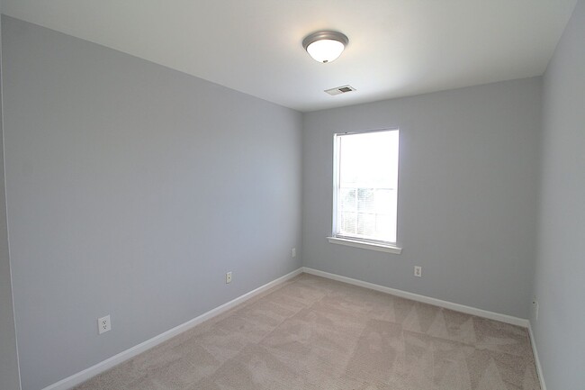 Building Photo - Move-in Ready Townhome!!