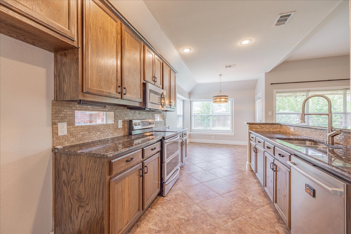 Kitchen with Granite Countertops - 5604 Balmorhea Dr