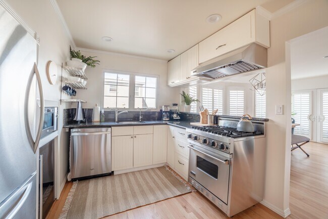 Building Photo - 204 30th St