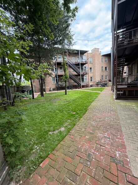 Building Photo - 5866 N Ridge Ave