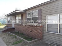 Building Photo - Spacious 4 Bedroom House