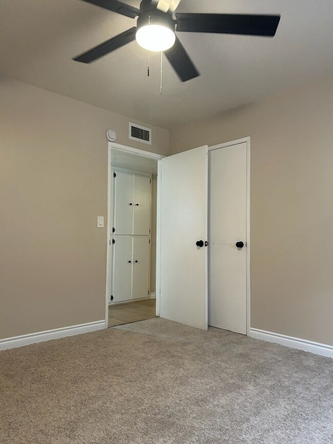 Building Photo - Please call Vaughn Realty, 760-446-6561 to set up an appointment.