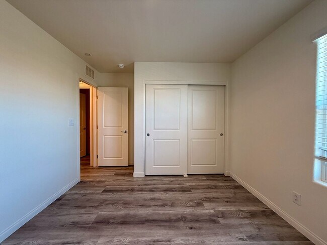 Building Photo - NEWLY UPGRADED 3 BED 2.5 BATH 2 CAR GARAGE...