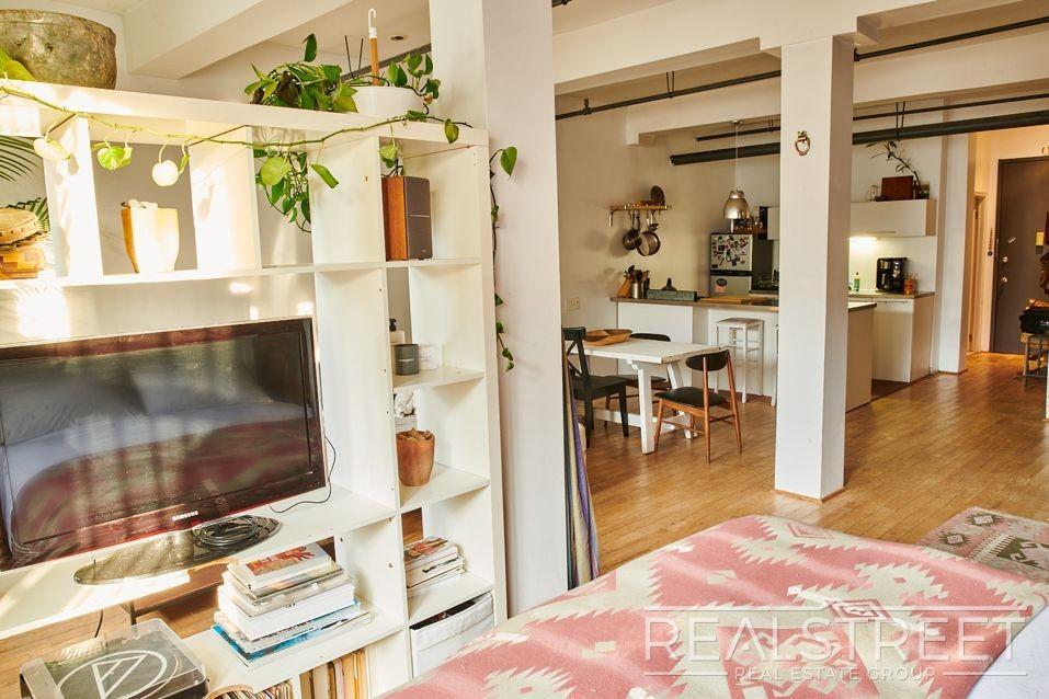 Building Photo - Spacious LOFT in Williamsburg!