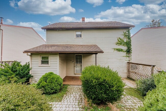 Building Photo - 3 Br. 1 Ba. House in Morgantown - Available 07/10/2026