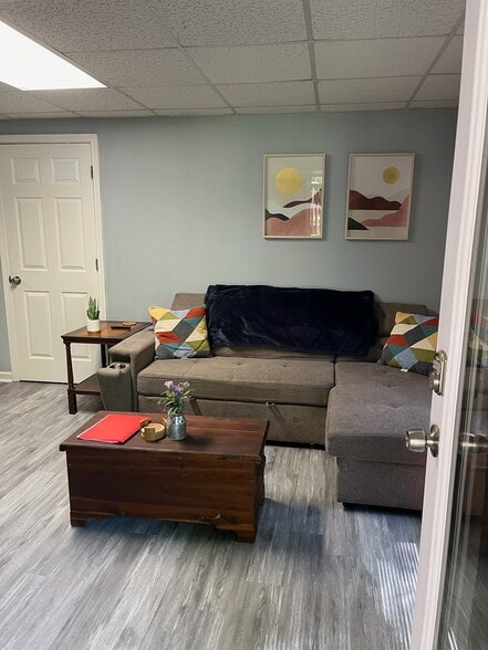 Building Photo - 2013 Addison Rd NE