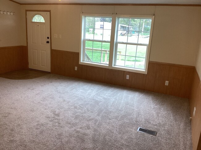 Building Photo - Three Bedroom House
