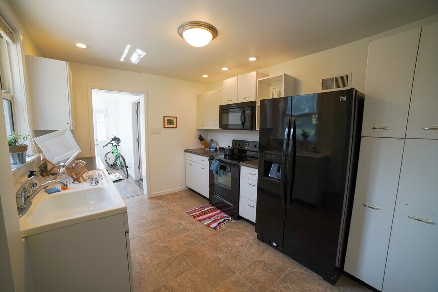 Kitchen - 1101 Yale Ave