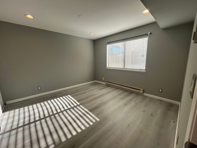 Building Photo - Super Clean 2 bedroom condo in desired loc...