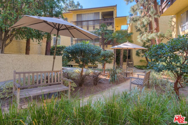 Building Photo - 5600 Kensington Wy