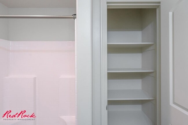 Building Photo - Charming 3 bedroom Townhome. 2 Community Pools!