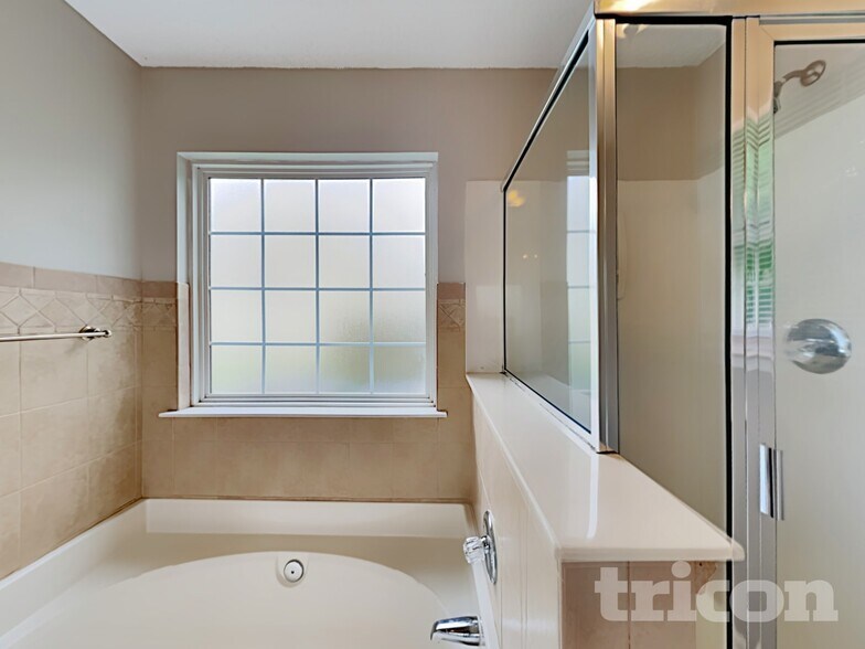 Building Photo - 1026 Summit Hills Dr