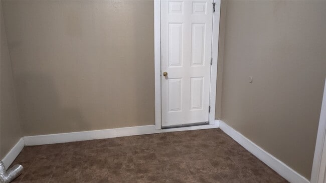 Building Photo - 8610 Valley S Dr