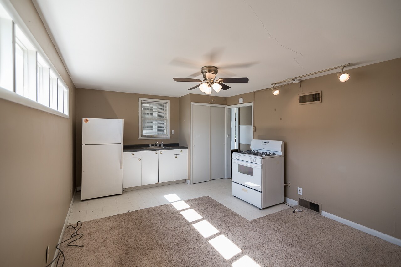 Building Photo - 2025 W Admiral Rd