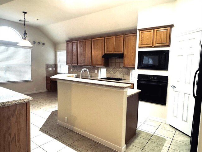 Building Photo - 2910 Sandleigh Dr