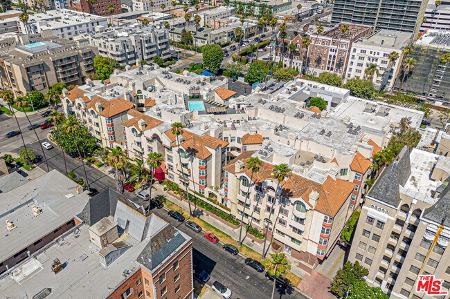 Building Photo - 620 S Gramercy Pl