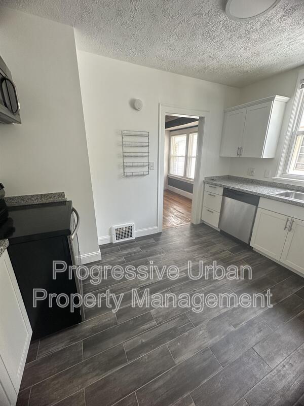 Building Photo - 1337 W 106th St