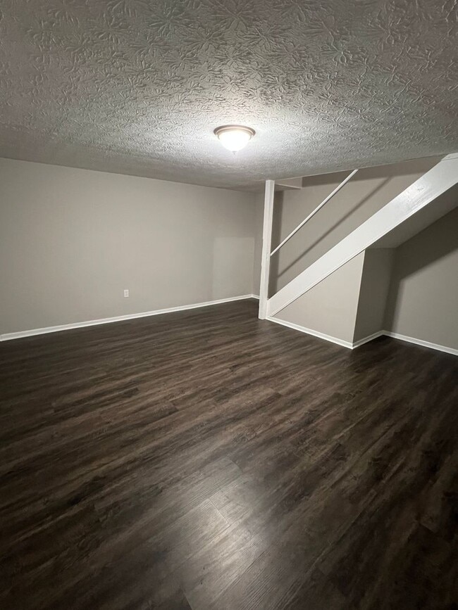 Building Photo - Updated 2 Bedroom 1.5 Bathroom Condo with ...