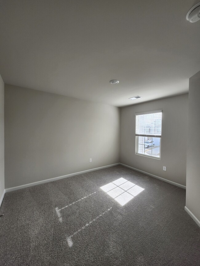 Building Photo - 818 Powder Br Dr