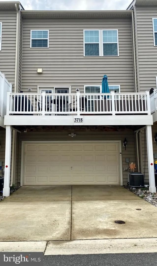 Building Photo - Beautiful Single Family home with Loft and Off Street Parking