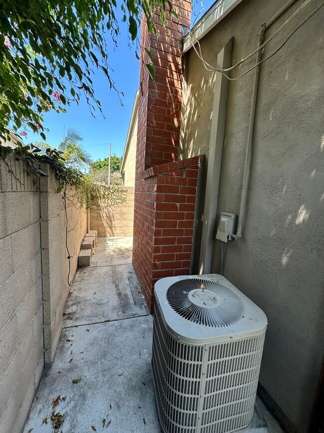 Building Photo - Costa Mesa Upgraded 4 bed 2 bath House in Prime location