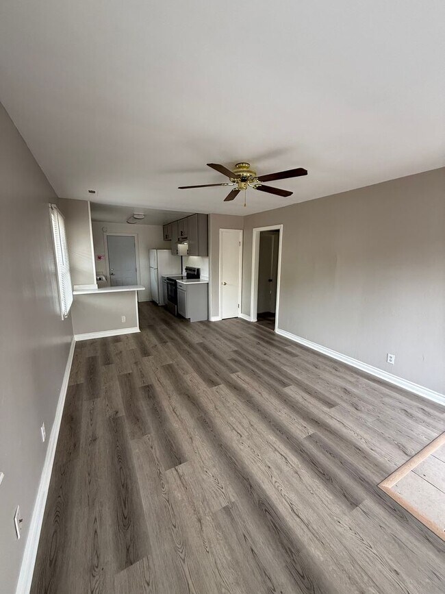 Building Photo - POL03