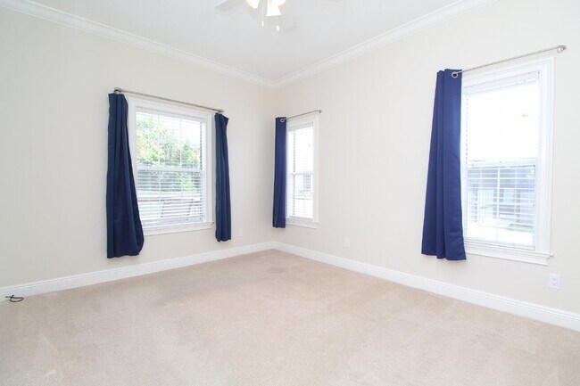 Building Photo - Charming Downtown 2BR/1BA Cottage – Hardwood Floors, Granite Kitchen, Front Porch, Fenced Backyar...