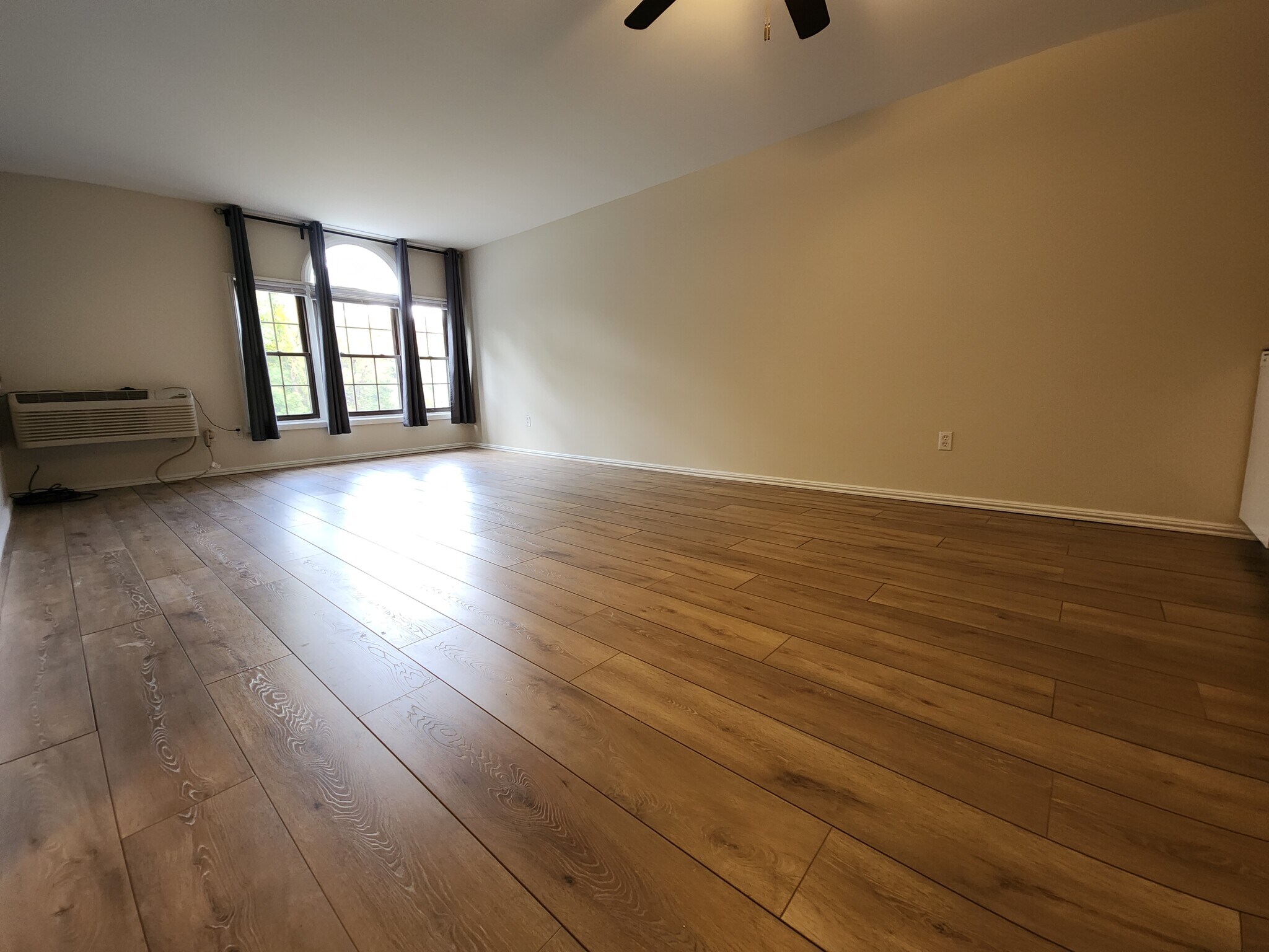 Lots of natural light - 24 West Rd