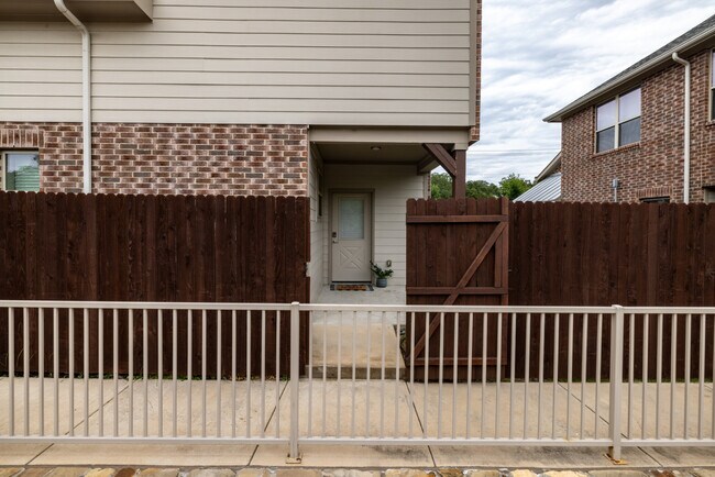 Building Photo - 2307 N Elm St