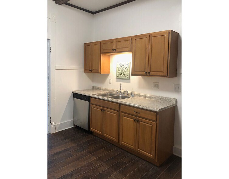 Building Photo - 1507 W Callender Ave