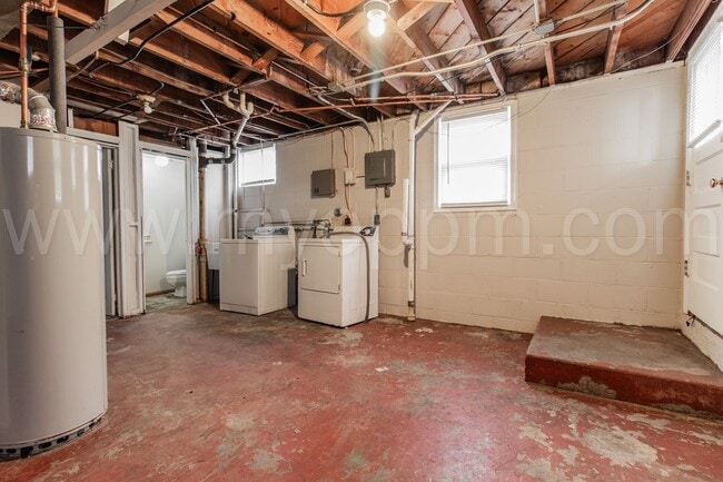 Building Photo - 3 Bedroom / 1.5 Bathroom Home | 60th & Center