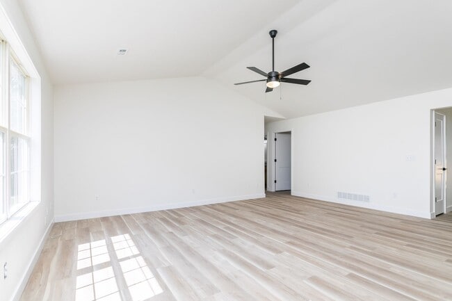 Building Photo - Newly Remodeled Picturesque Home in North ...