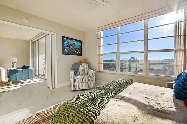 Building Photo - 575 Oaks Ln