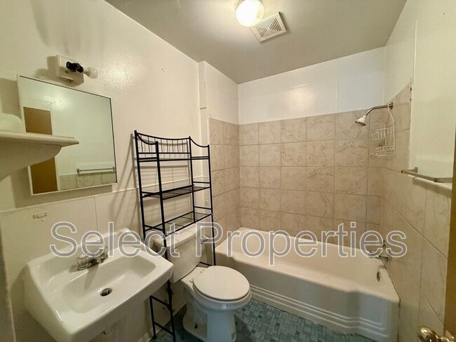 Building Photo - 123 Melrose St