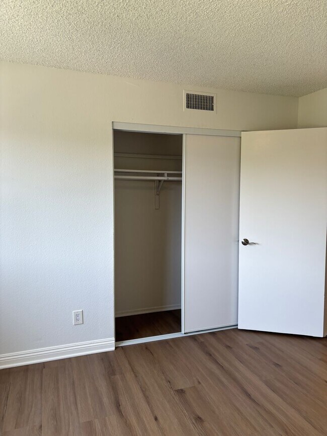Building Photo - 627 Orange Grove Ave