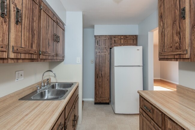 Building Photo - 10701 St Henry Ln